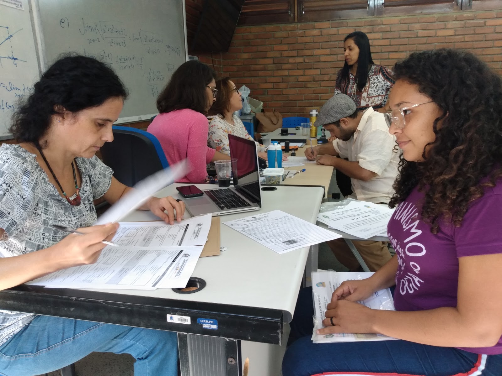 estudantes fazem matrícula no curso de Agroecologia