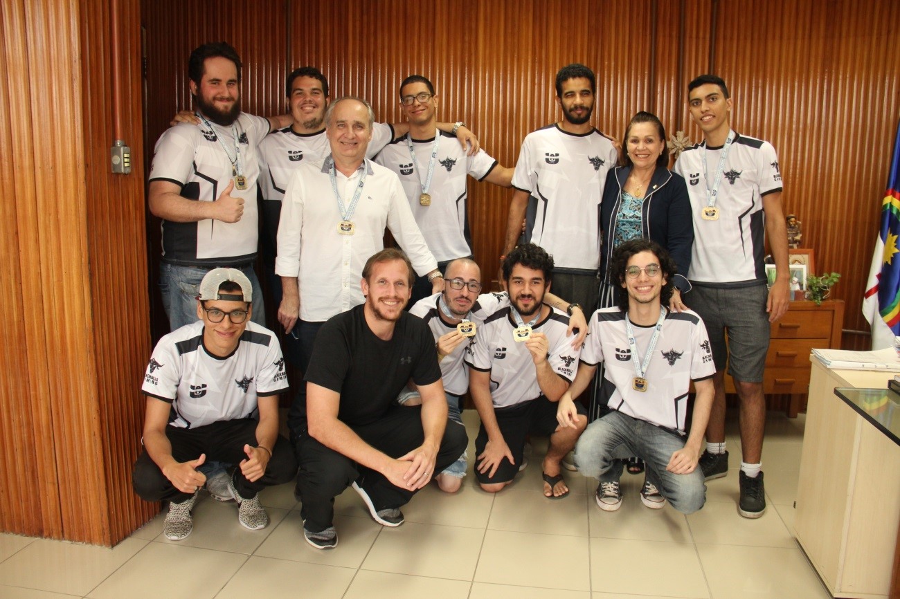 Reitora e vice-reitor recebem campeões do League of Legends nos JUP's
