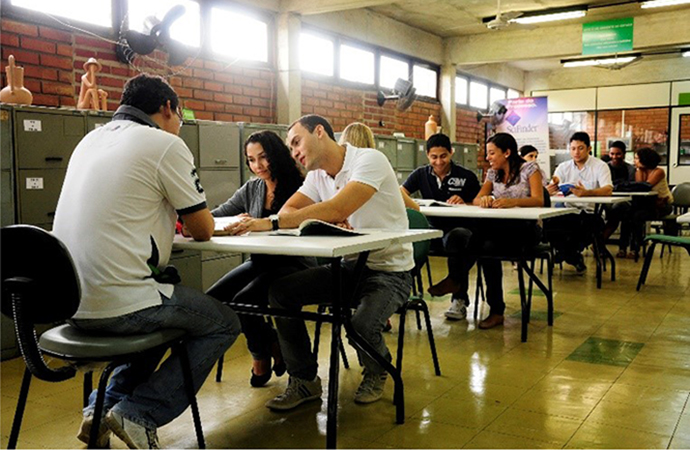 Estudantes da UFRPE na Biblioteca da Instituição, lendo, conversando.