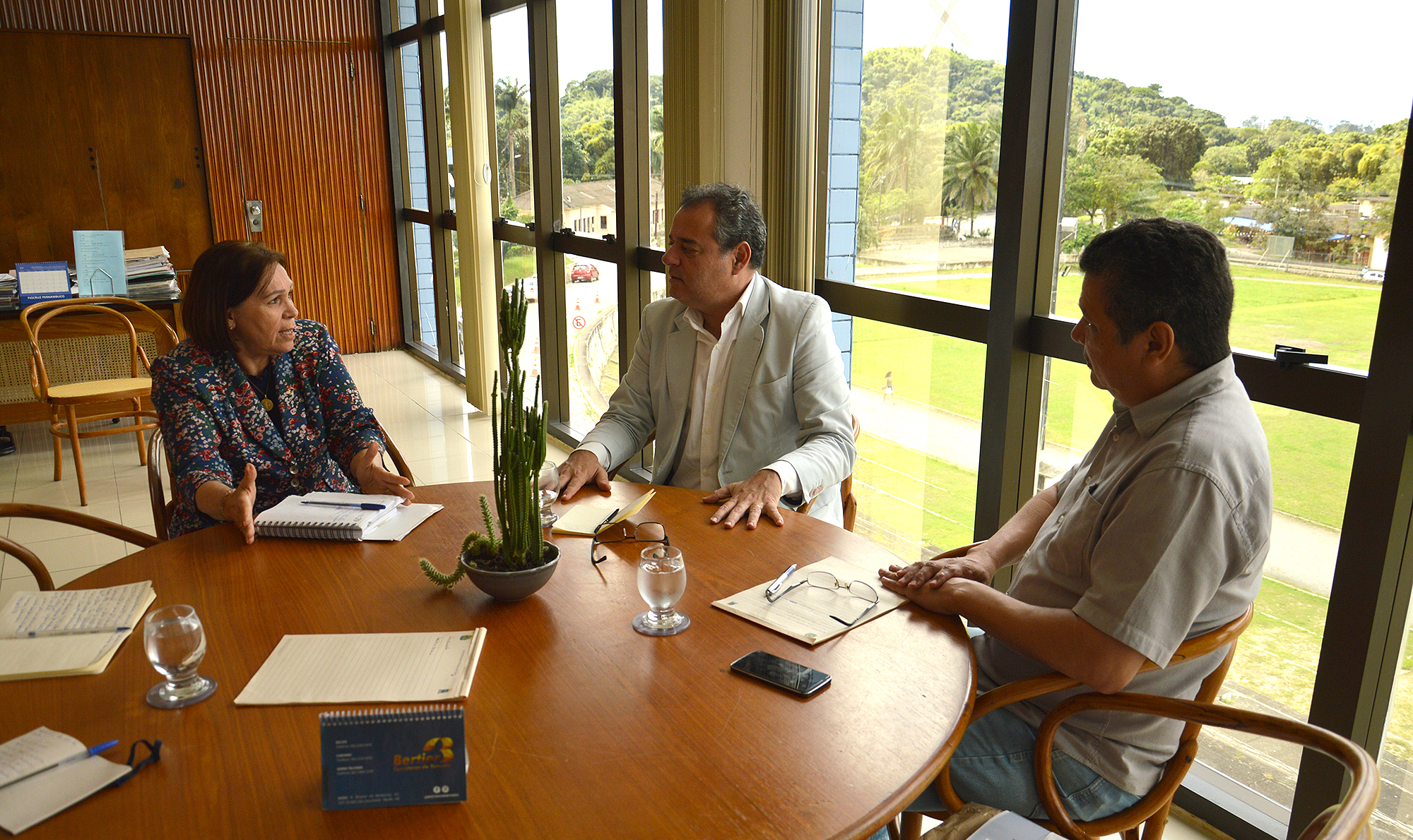 reitora, deputado danilo cabral e pró-reitor de administração 