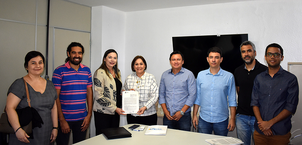 grupo participa de reunião