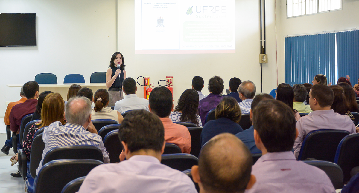 pessoas em auditório assistem palestra