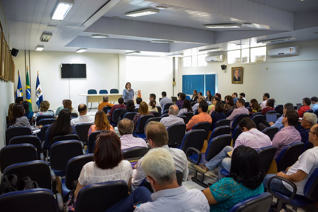 reitora da UFRPE fala ao microfone durante encontro de gestores. 