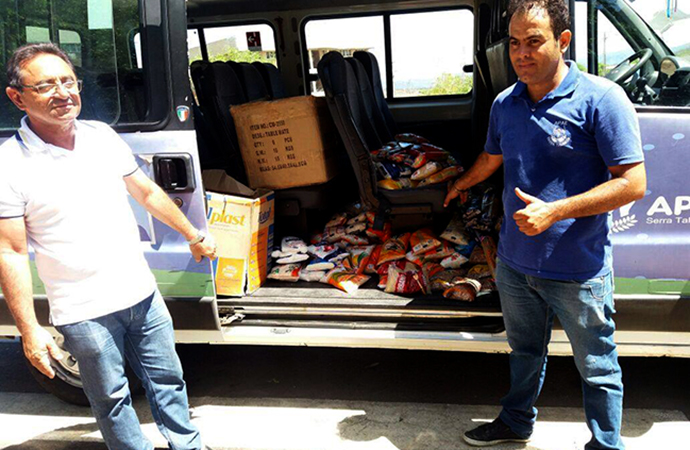 Imagem de pessoas recebendo doação de alimentos