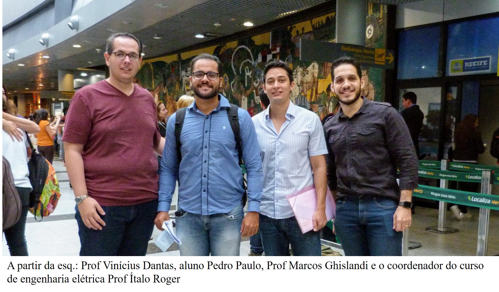 Foto do aluno e dos professores supervisores do projeto no aeroporto