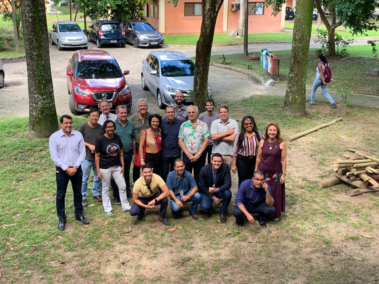 Grupos de pessoas posando para foto 