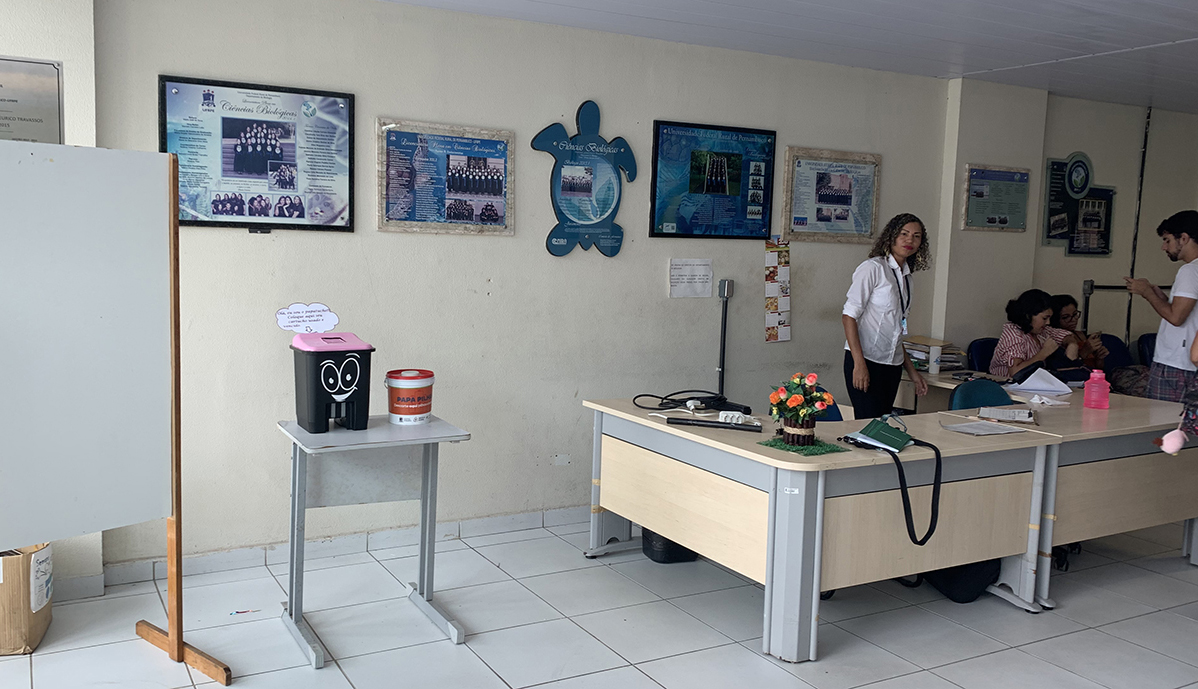 imagem, portaria de um prédio, papatucho ao lado de papa pilha.