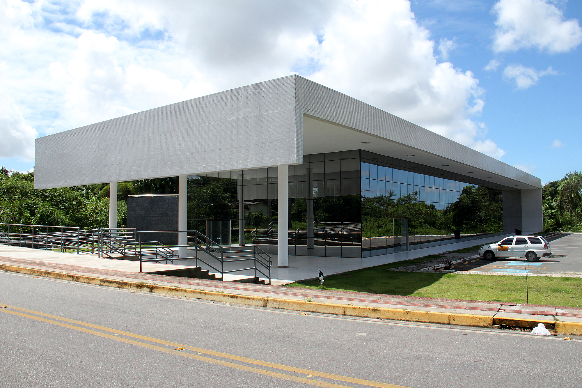 fachada da biblioteca manuel correia de andrade 