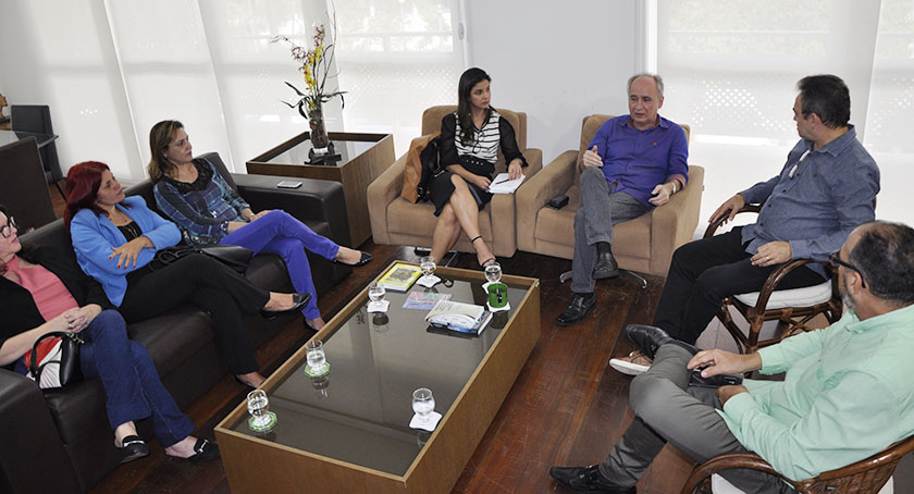 vice-reitor da ufrpe e equipe da uepb em reunião