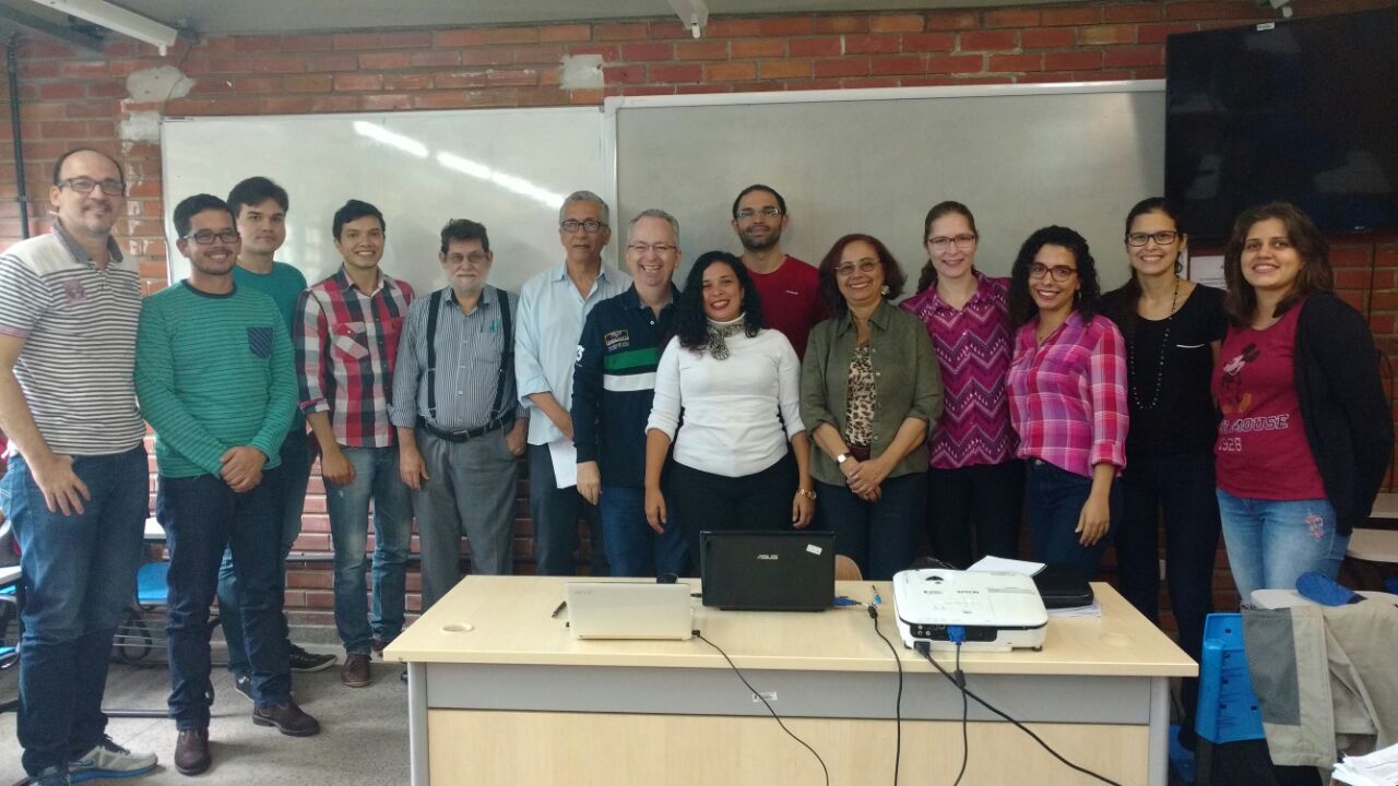 Imagem com os participantes do Profiap juntos atrás de mesa em sala de aula