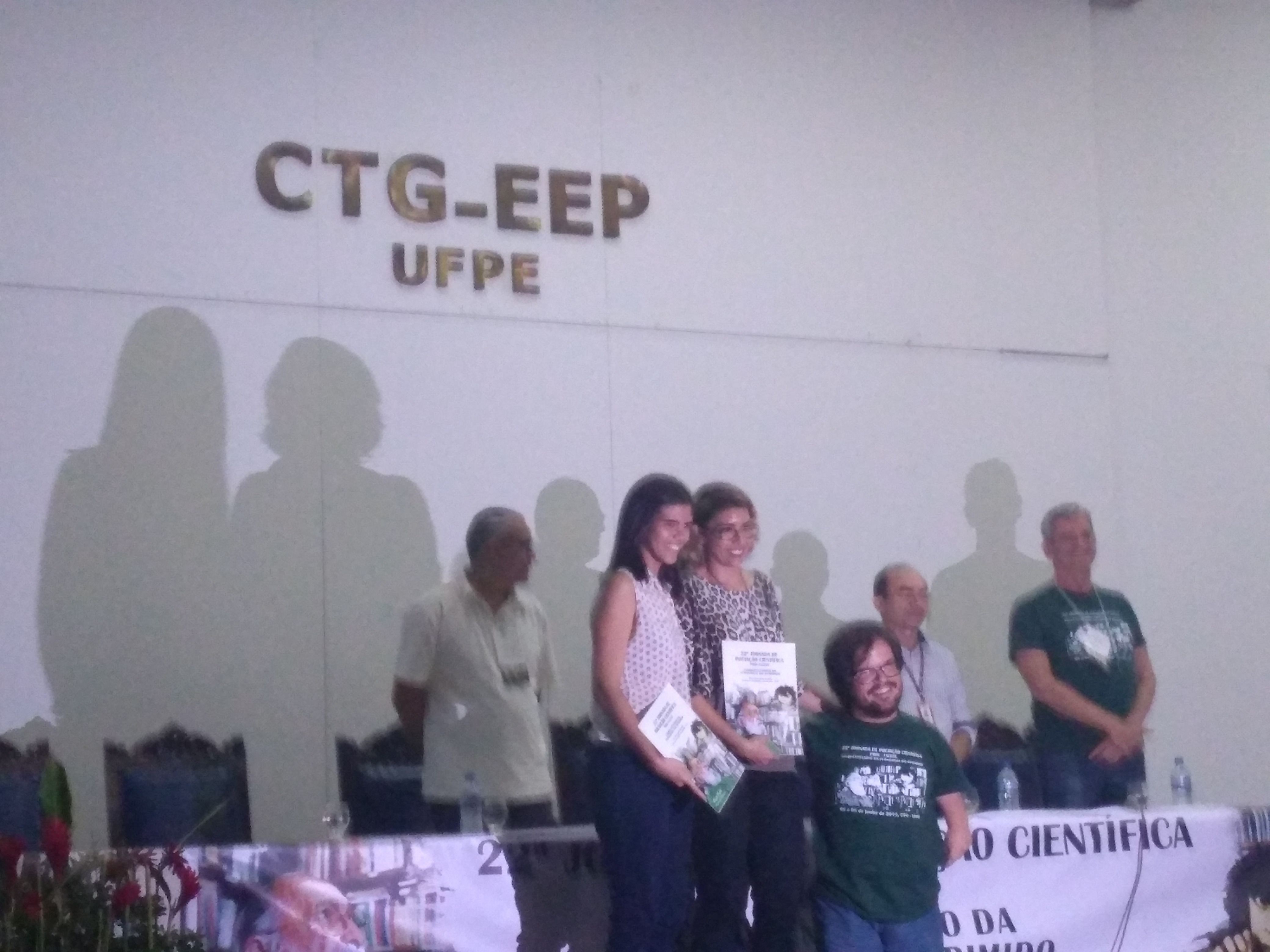 aluna e professora durante a premiação