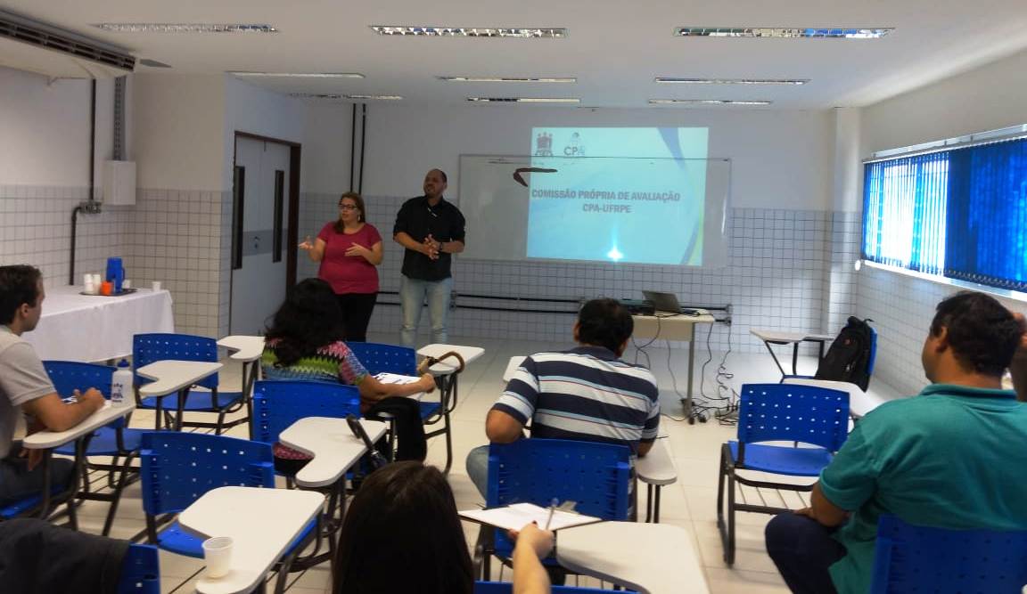 imagem dos dois representantes da CPA apresentando-se aos novos servidores