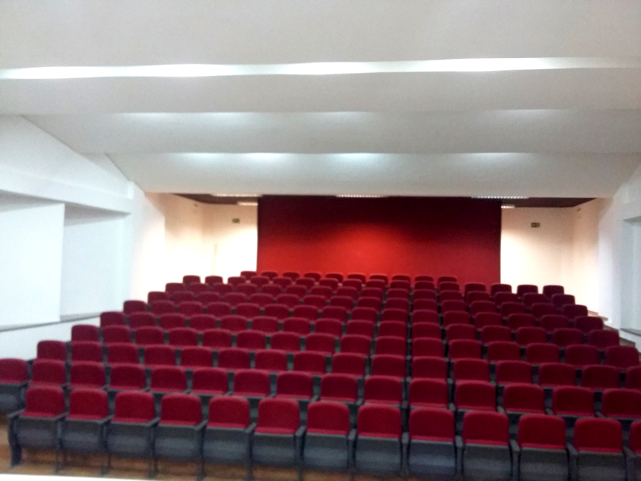 Imagem do Auditório do Cegoe: cadeiras vermelhas enfileiradas