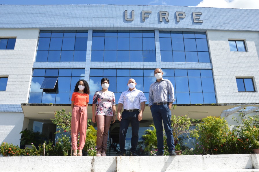 pesquisadores responsáveis pelo estudo em frente à fachada do Prédio Central