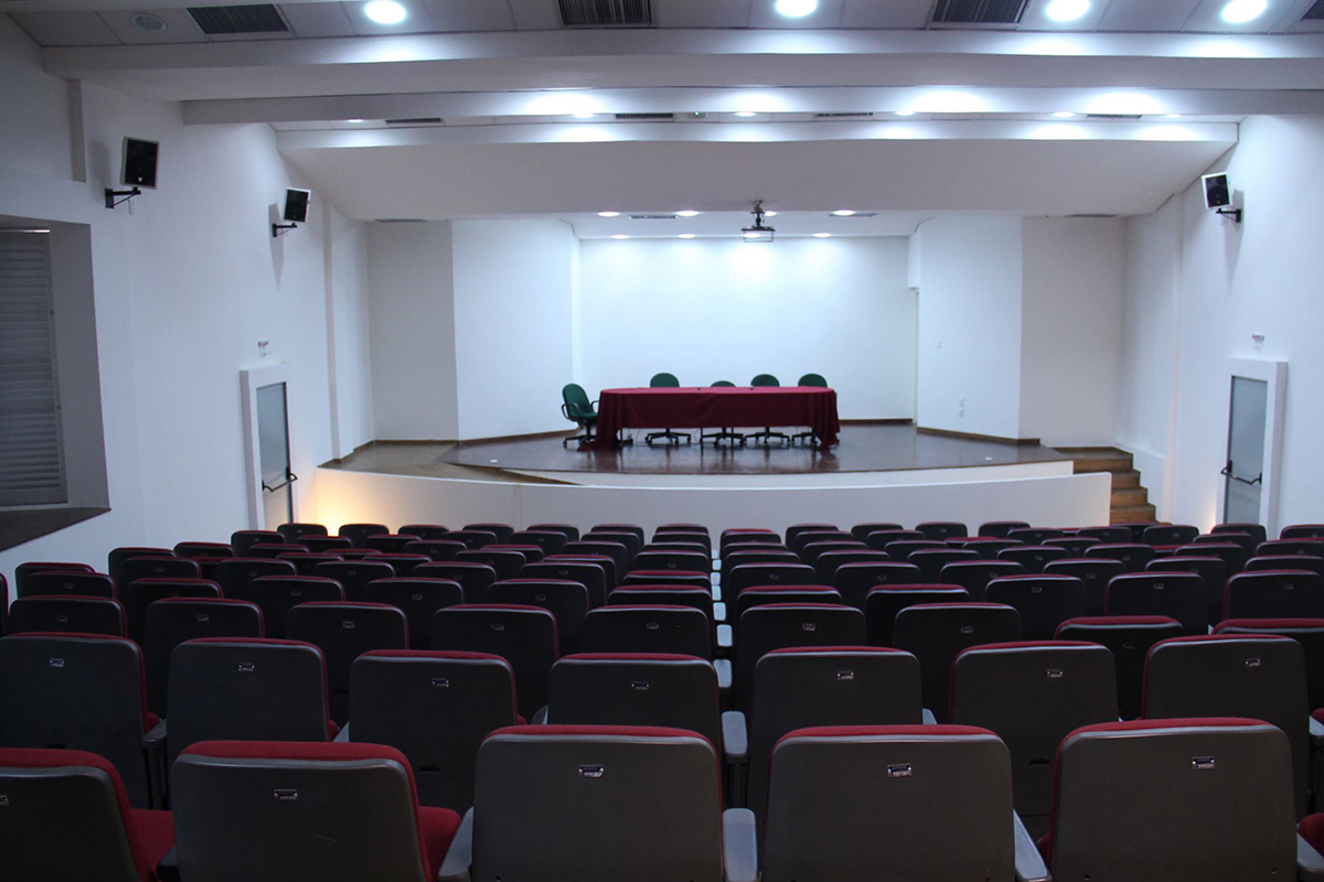 Auditório do cegoe. Foto do fundo, mostrando as cadeiras e o palco no último plano da imagem