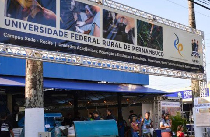 Foto da fachada do stand da UFRPE na exposição nordestina de animais