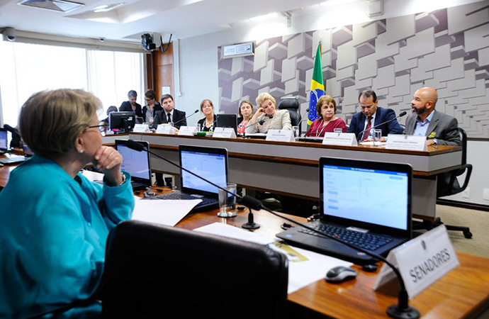 Autor de cartilha sobre bullying, Hugo Monteiro (à direita) fala em audiência no Senado