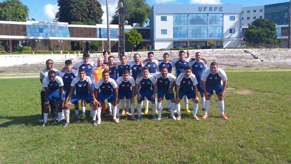 Equipe de futebol da UFRPE em frente ao prédio central da instituição