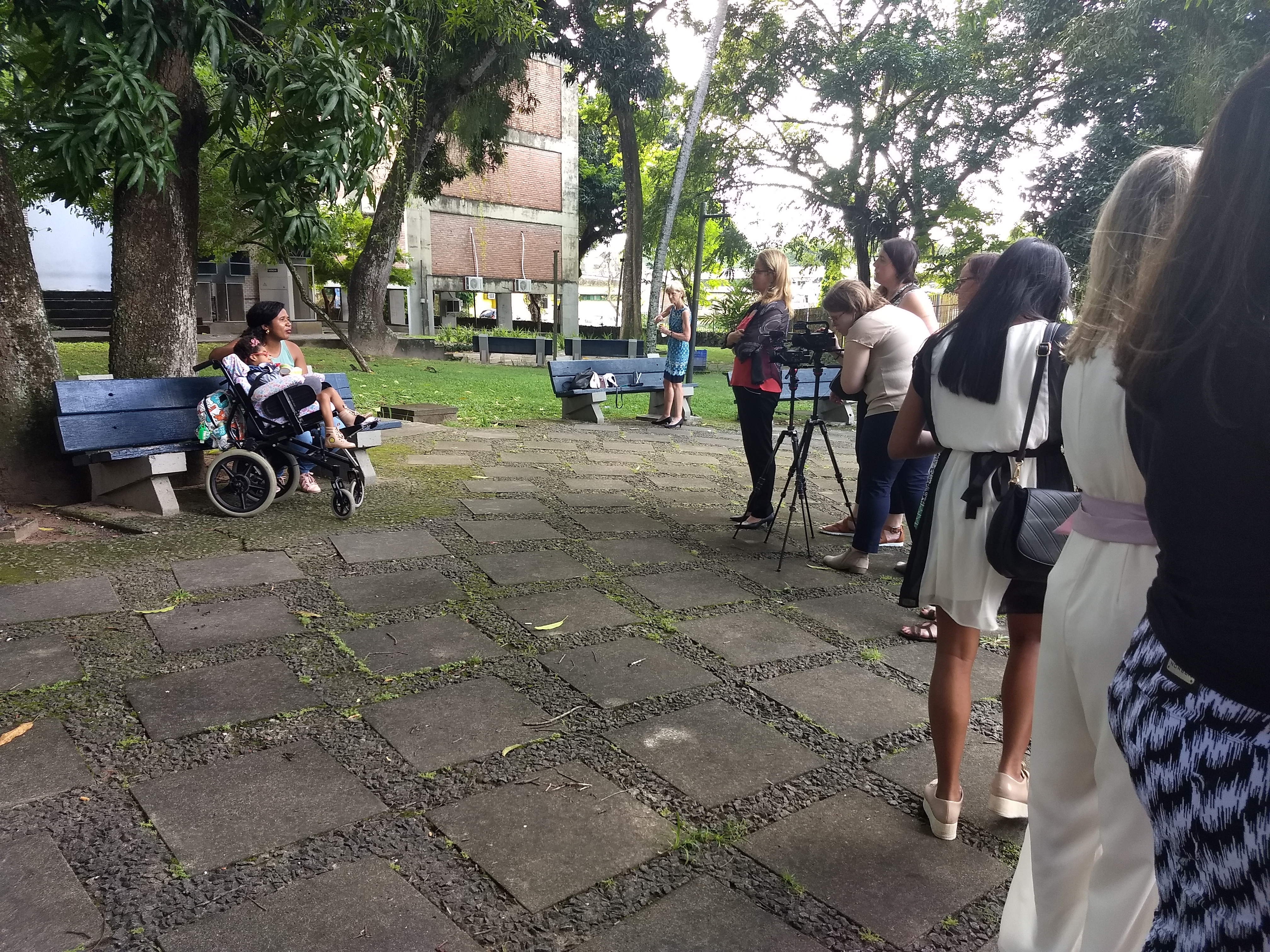 equipe de pesquisadores gravando entrevista com cuidadora