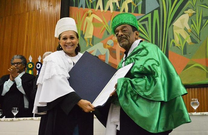Reitora Maria José de Sena entrega título Doutor Honoris Causa a Naná Vasconcelos