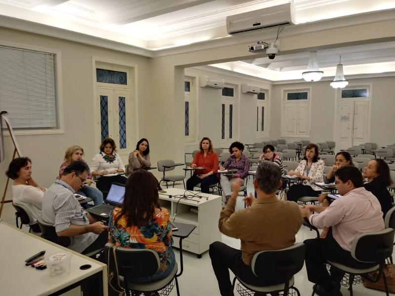 Membros do comitê Ecos de pernambuco reunidos, sentados em cadeiras e dispostos em círculo