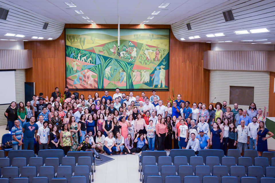 foto de grupo de servidores da ufrpe. mais ou menos 30 pessoas participam da fotografia