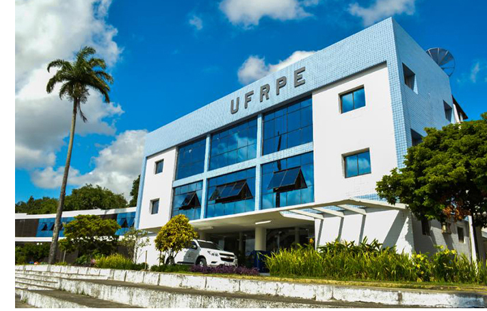 foto da fachada do prédio central da ufrpe. céu azul ao fundo