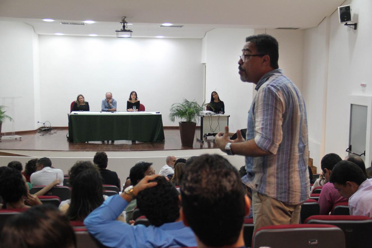 Gestor explana em auditório 