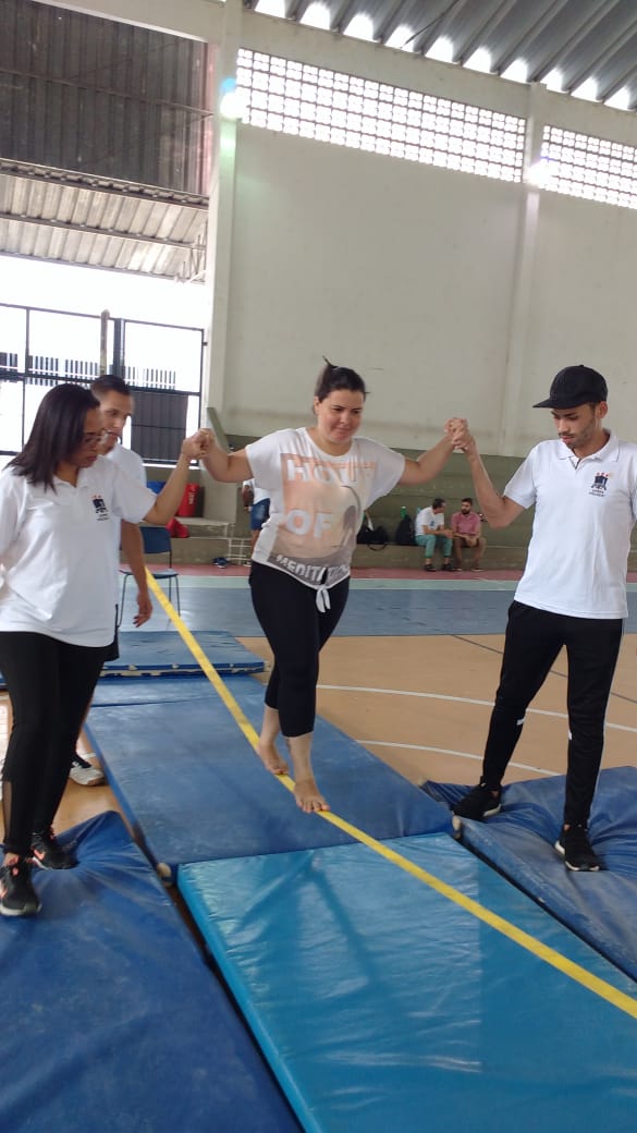 estudantes na corda bamba, praticando slackline