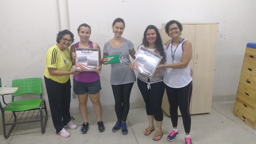 estudantes recebendo prêmios