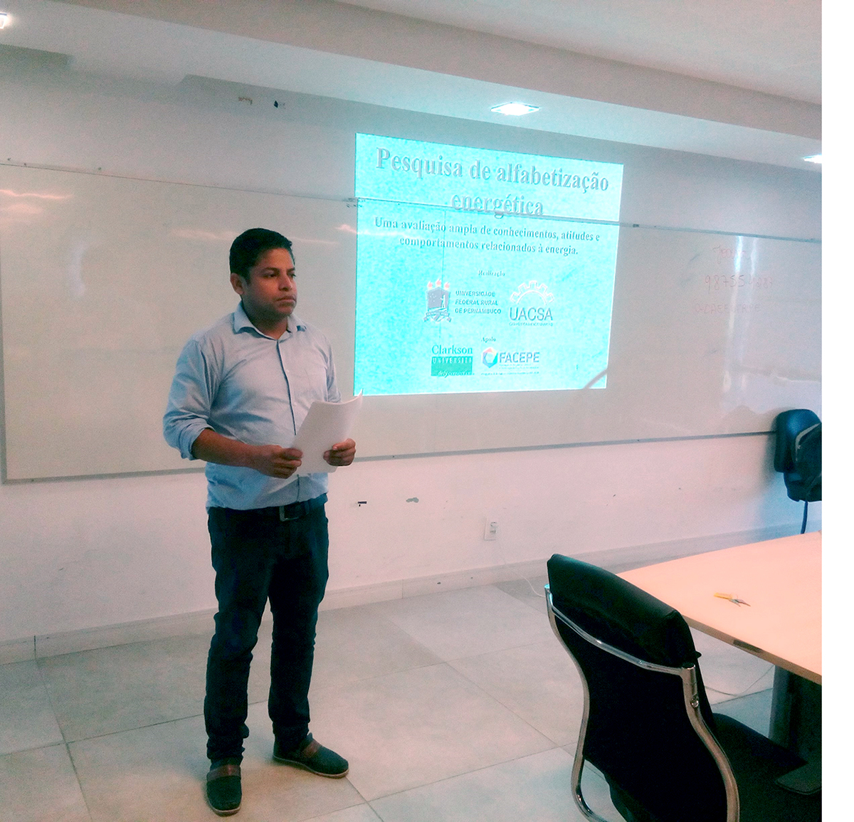 professor explicando pesquisa