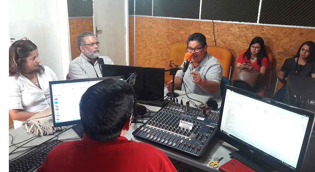 participantes em debate de rádio