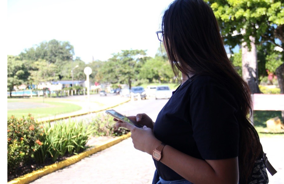 Grupo no Whatapp. Estudante de Engenharia Florestal acompanha a chegado do circular pelo celular. 