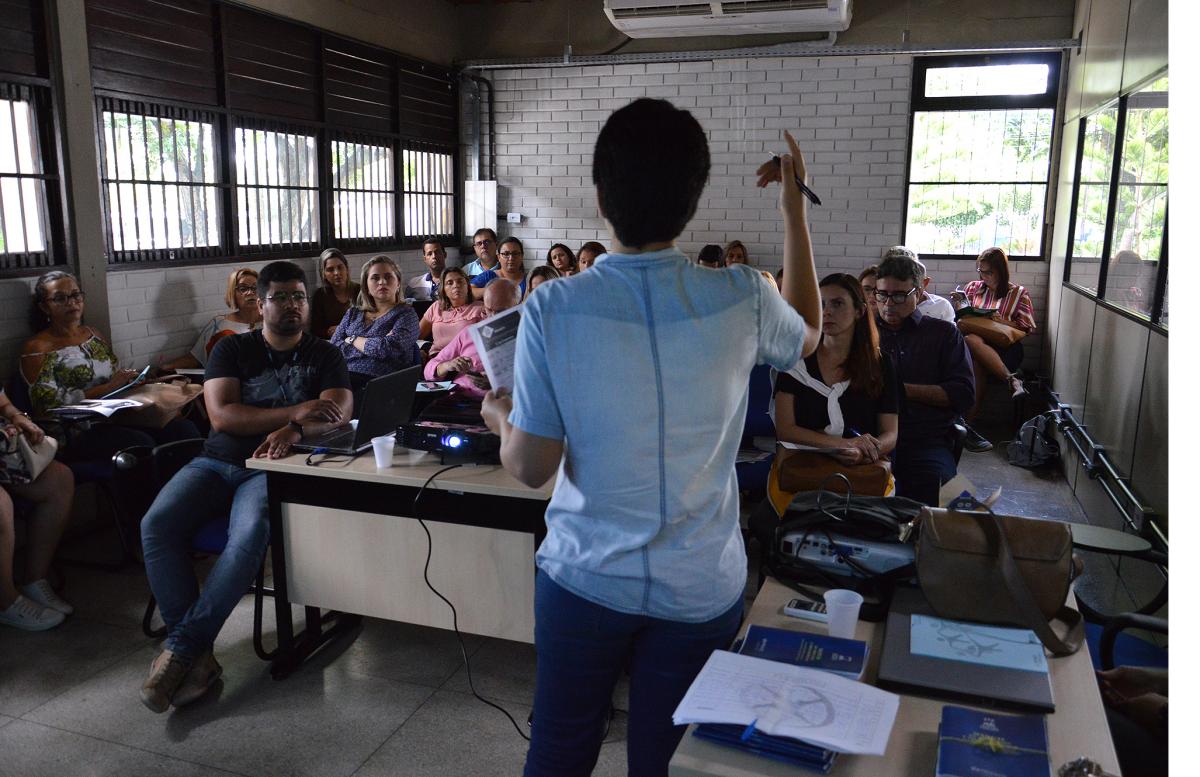 pessoas em sala assistem a palestra
