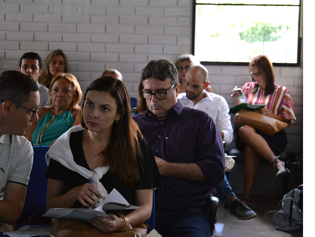 pessoas assistindo a uma palestra