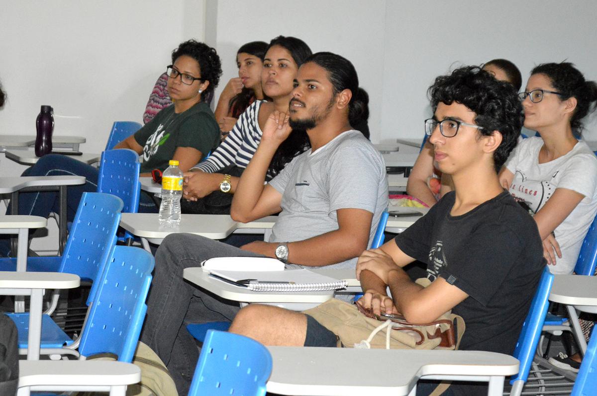 Estudantes acompanham palestra