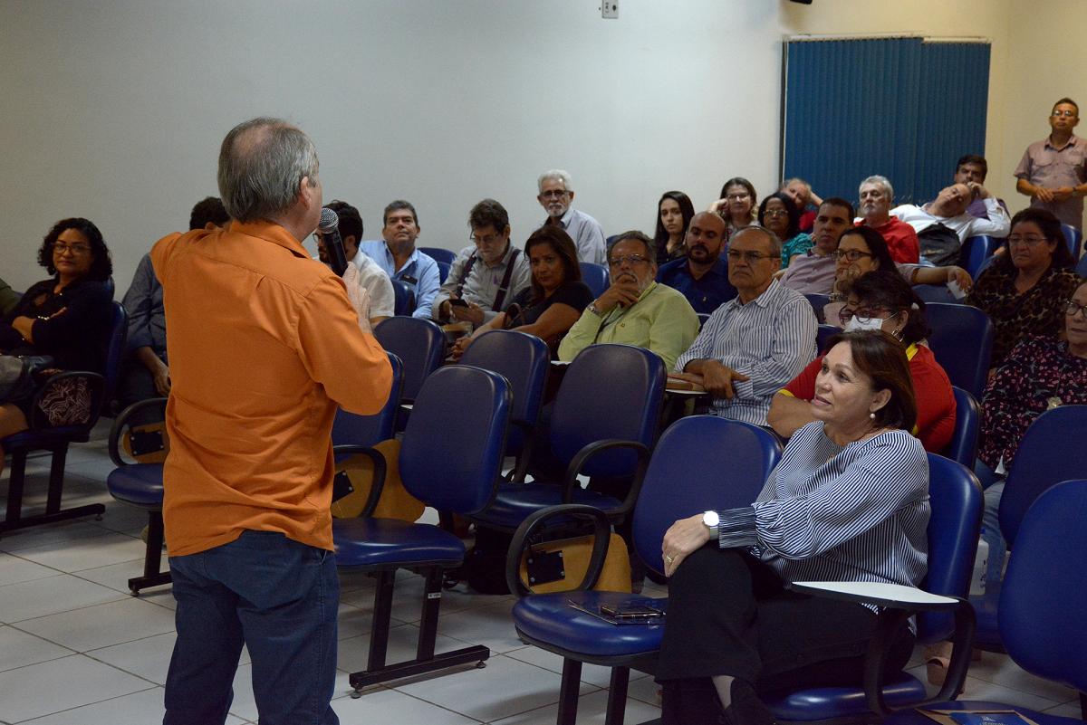 vice-reitor fala ao microfone