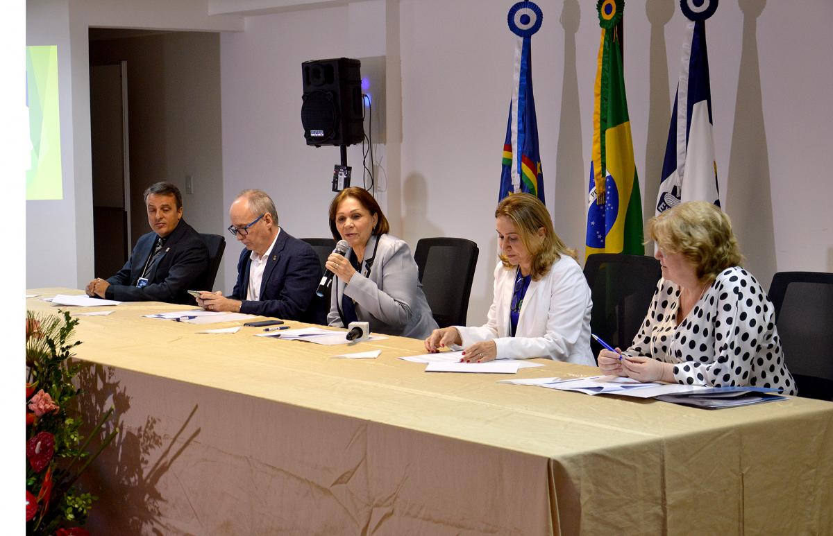 foto pessoas na mesa diretora