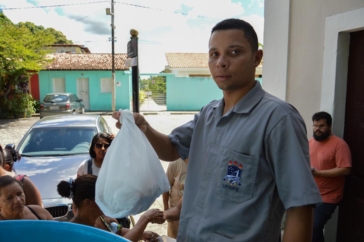 funcionário entregando os peixes