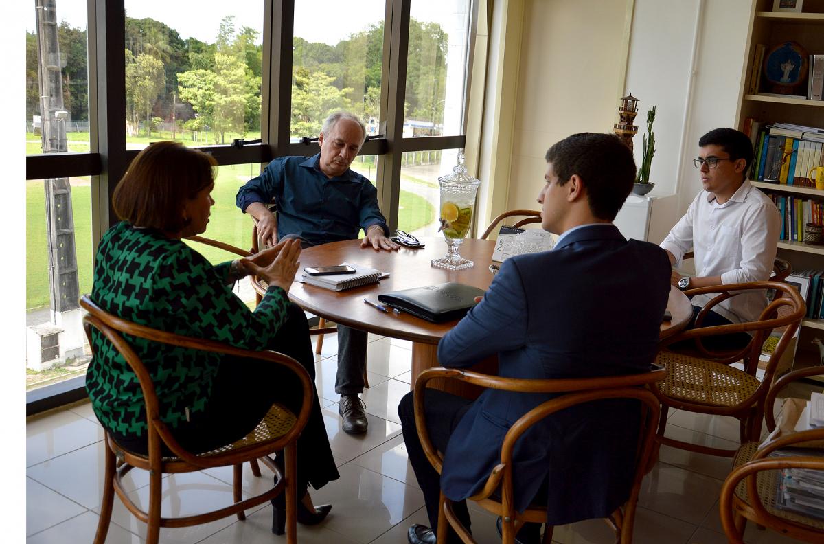 participantes do encontro em reunião na reitoria da ufrpe