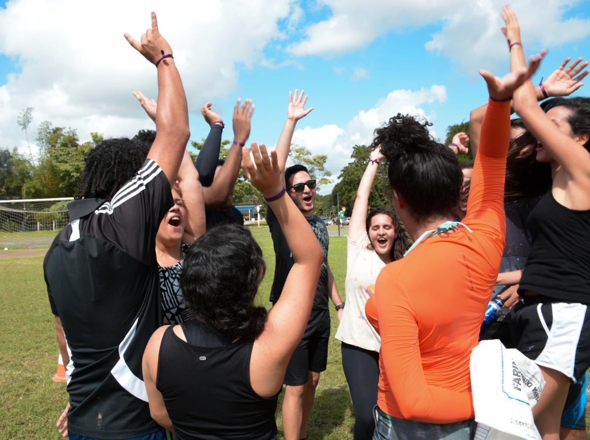 Equipe dando grito de guerra