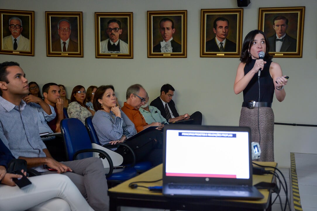 pró-reitora carolina raposo fala durante encontro de gestores da ufrpe