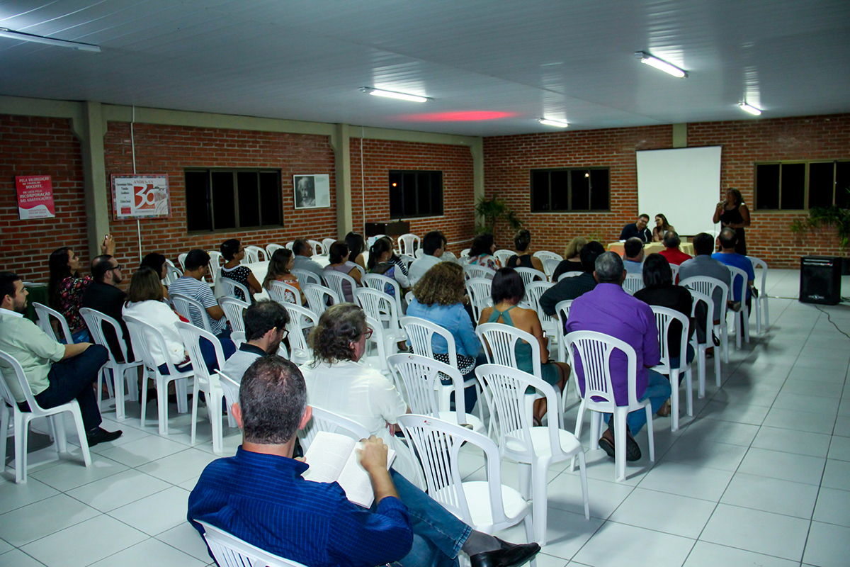 Plateia presente ao lançamento do livro