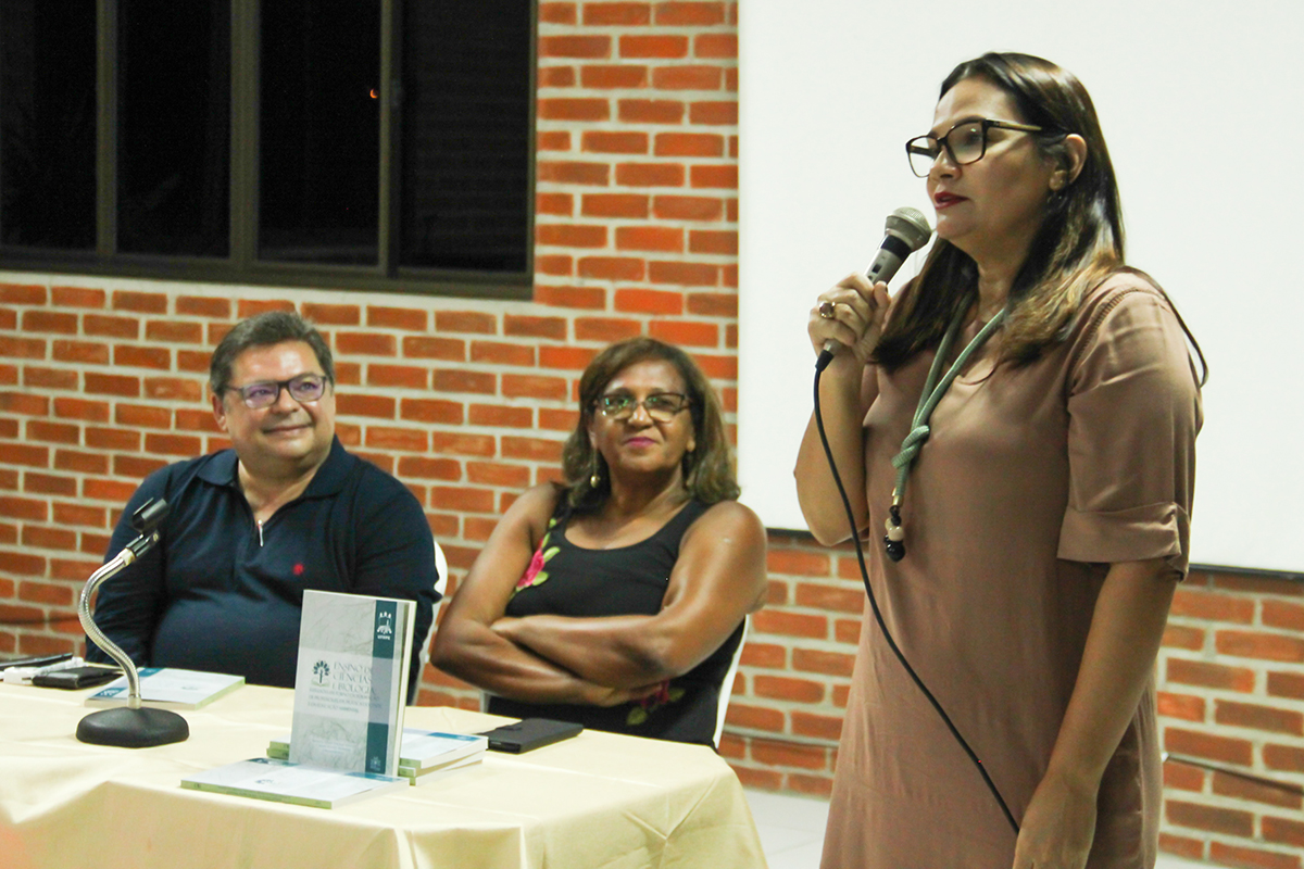 Monica Folena fala ao microfone