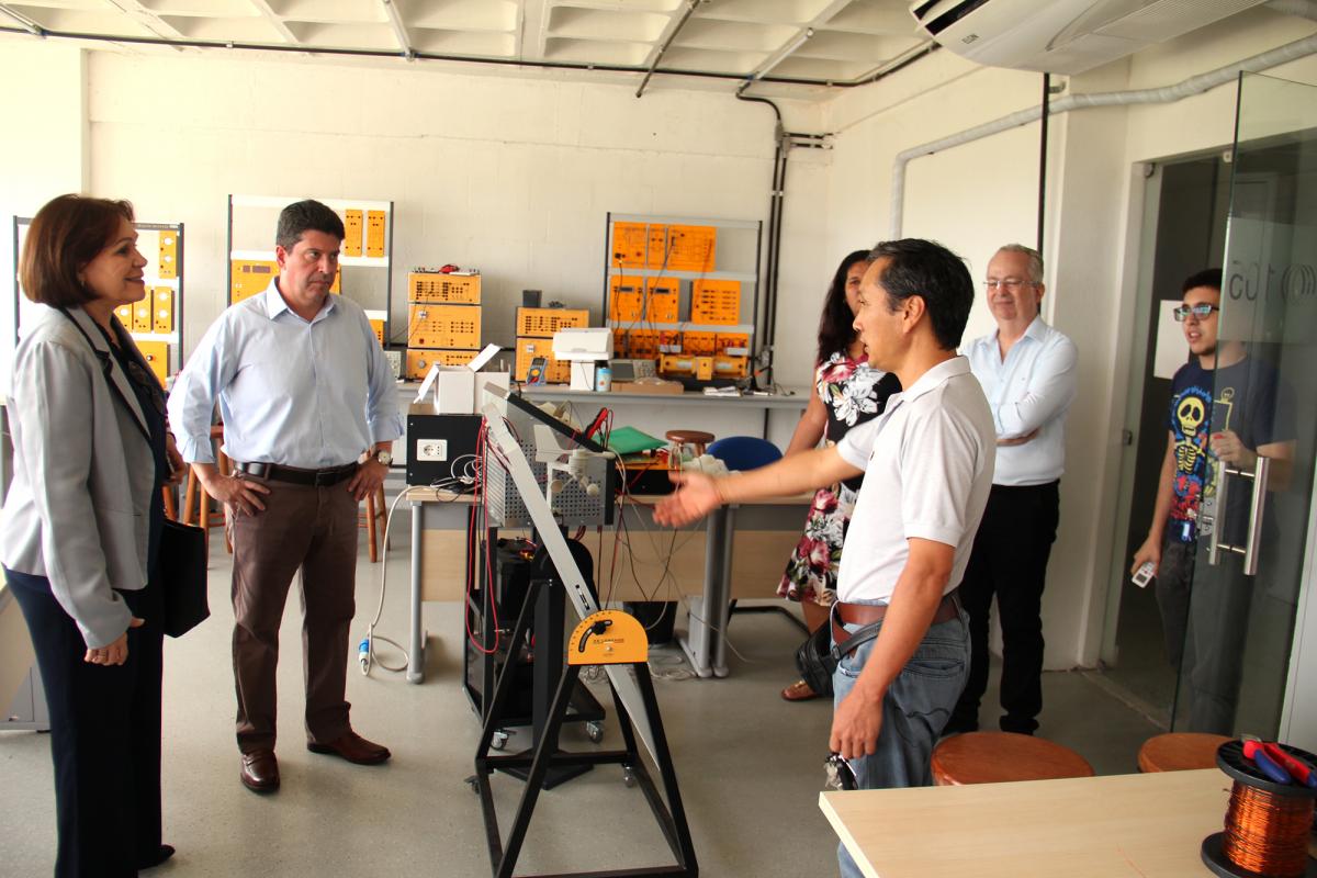 pessoas num laboratório de física, em pé