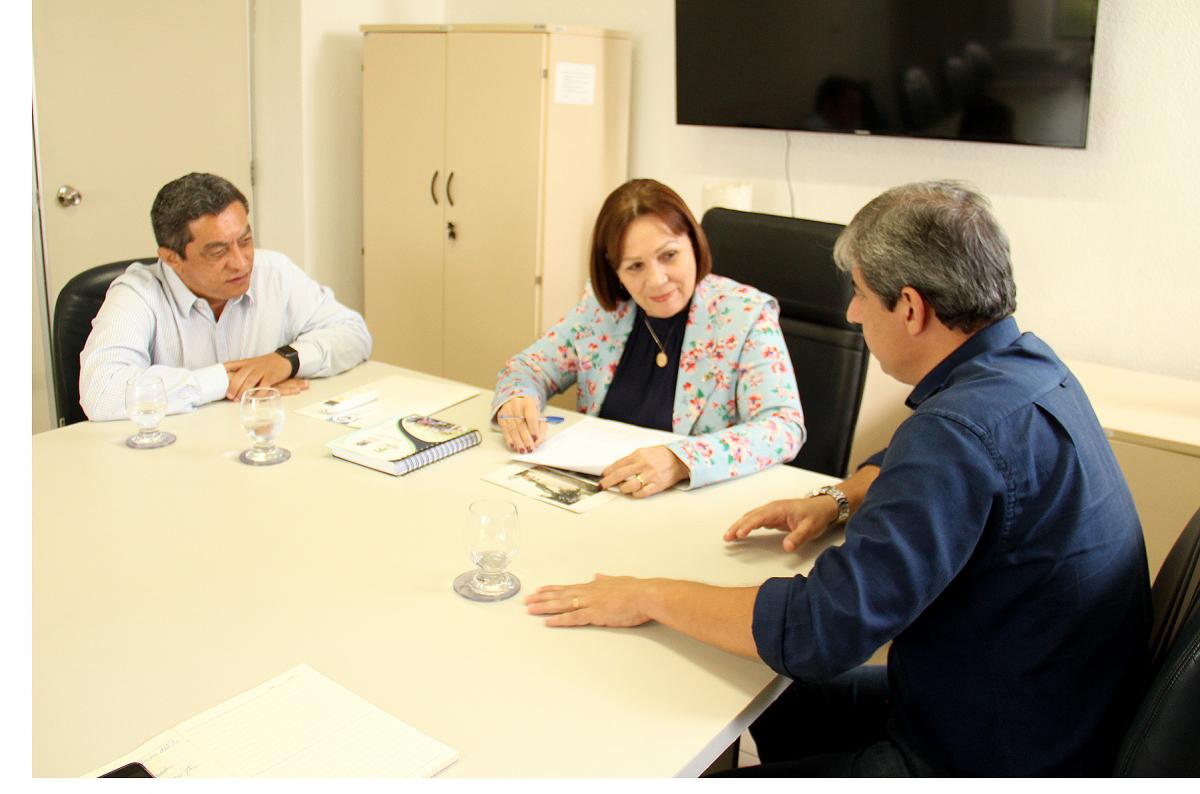 Reitora, secretário de educação e gerente executivo de educação