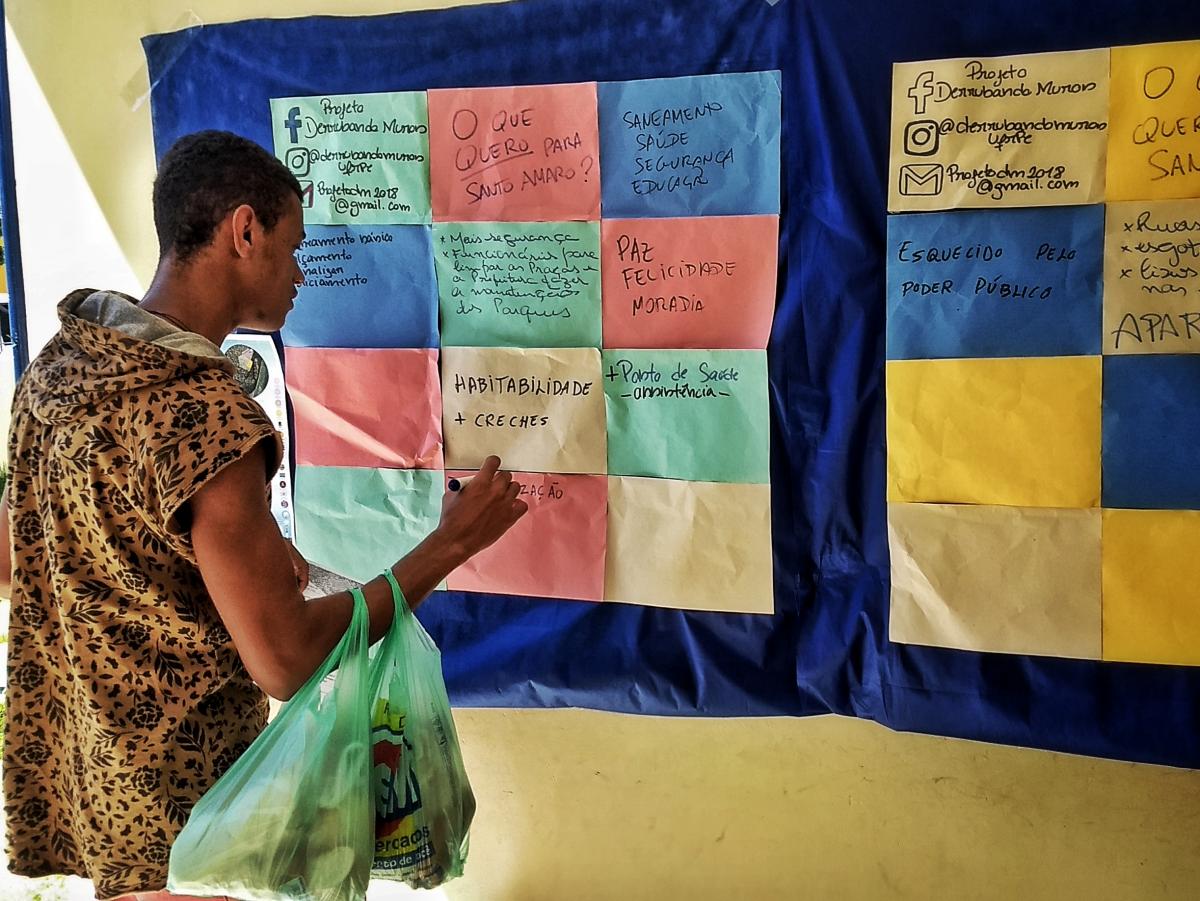 morador escrevendo no painel sobre o bairro