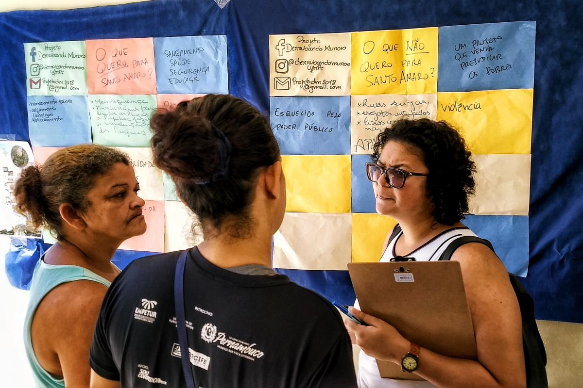 integrante do projeto conversando com moradores