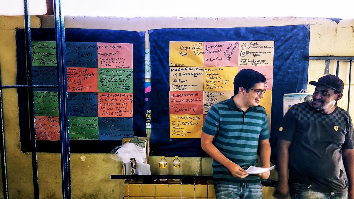 morador do bairro e integrante do projeto conversando sobre propostas para o bairro