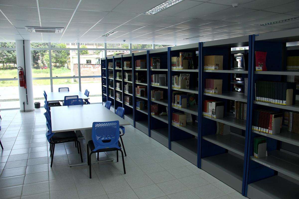 foto de estantes com livros